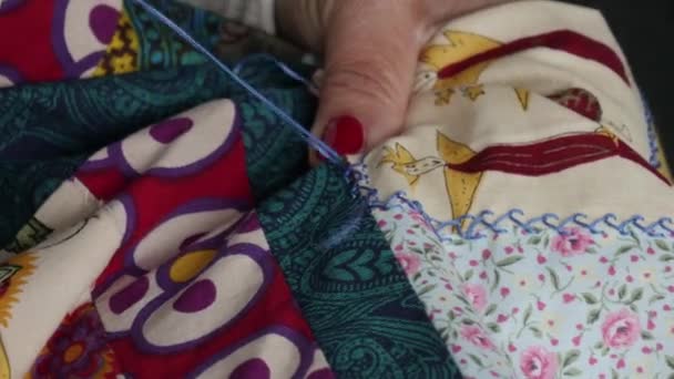 Primer plano de la mano de la mujer costura patchwork
 - Metraje, vídeo