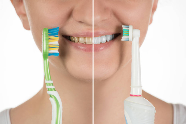 Гигиена полости рта. Молодая девушка выбирает между электроникой
 - Фото, изображение