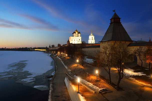 Nachtansicht der historischen Stadt Pskow - Foto, Bild