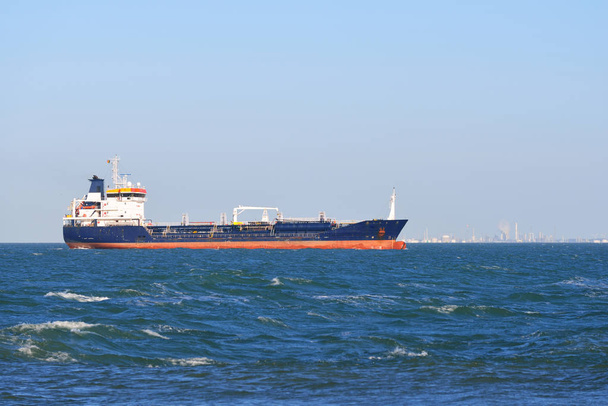 грузовое судно, плавающее в море  - Фото, изображение