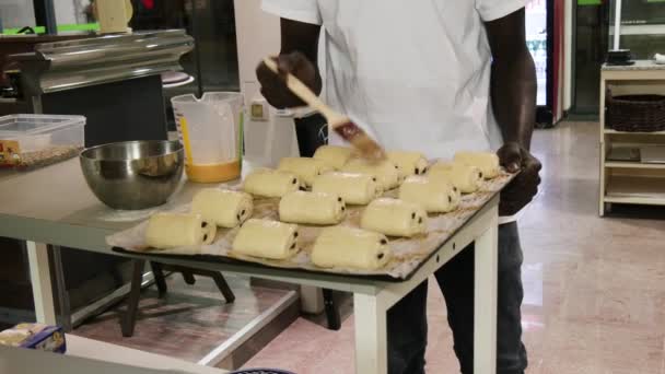 προετοιμασία του viennoiserie chocolat au πόνο - Πλάνα, βίντεο