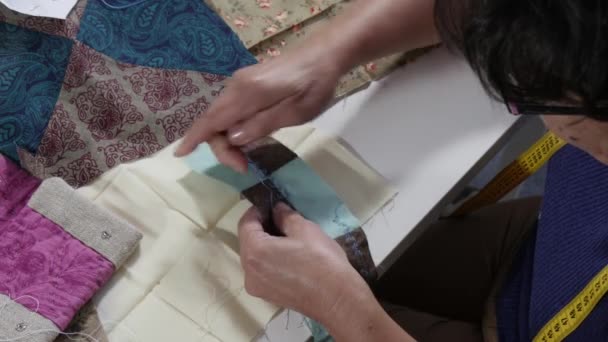 女性の裁縫師女性手仕上げの縫製キルト. - 映像、動画