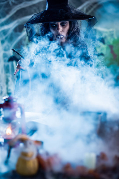 Ošklivý obličej čarodějnice v magické mlhy - Fotografie, Obrázek