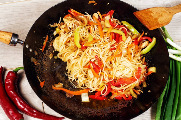 Chinees noedels Udon met groenten in een wok koekenpan - Foto, afbeelding