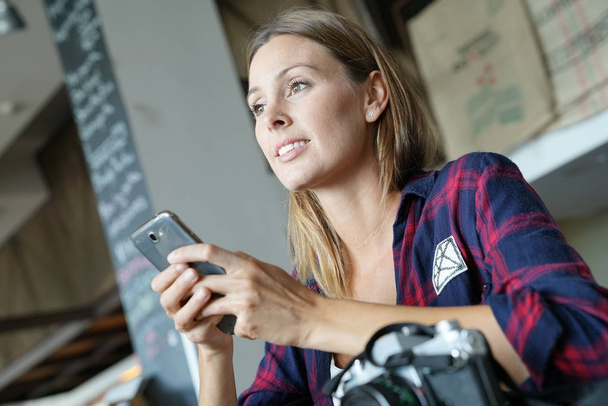 woman  using smartphone - Foto, afbeelding