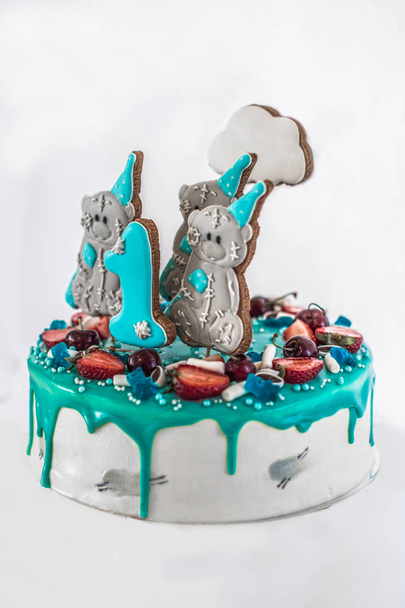 La torta è decorata con una cifra numero uno anno e biscotti sotto forma di orsi
 - Foto, immagini