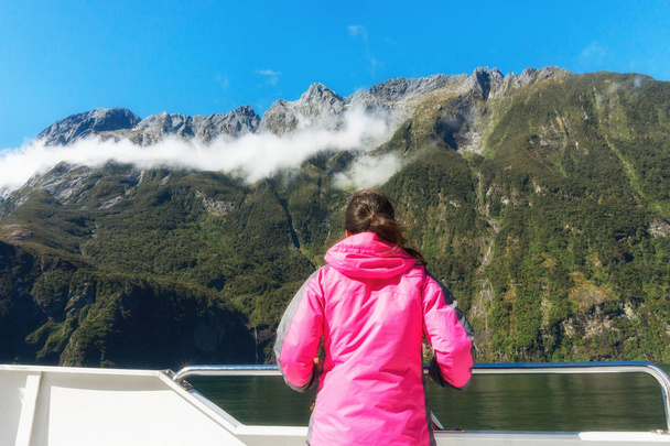 Nainen turisti laivan kannella Milford Sound
 - Valokuva, kuva