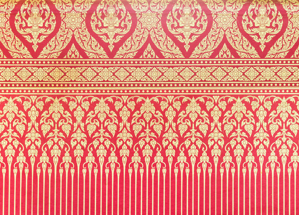 traditionelles Thai-Muster auf der roten Tapete. - Foto, Bild