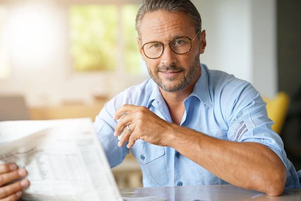 man with eyeglasses reading newspaper - Foto, immagini