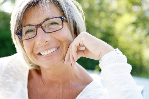 mujer con gafas que se relaja afuera
 - Foto, imagen