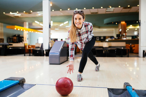 Woman throwing bowling ball - Foto, afbeelding