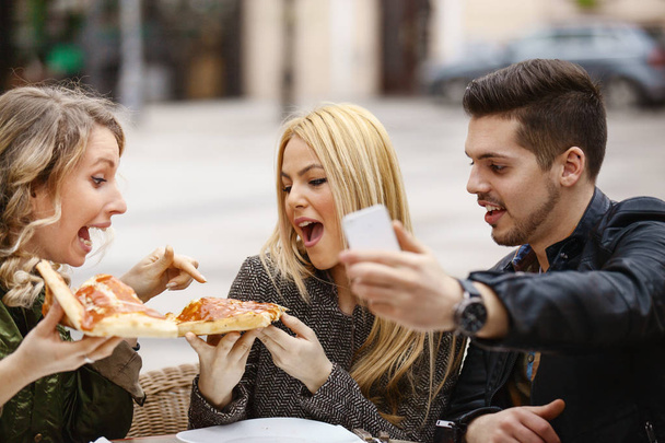 Group of friends eating pizza - Foto, Imagem