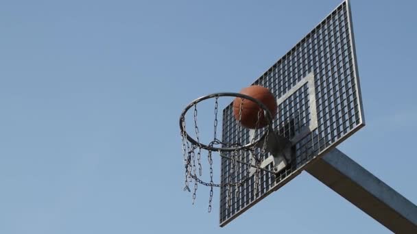 Basketball in Zeitlupe durch den Reifen - Filmmaterial, Video
