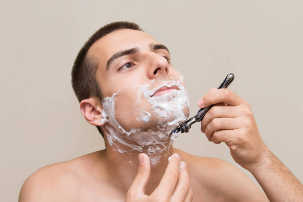 The man is shaving - Фото, зображення