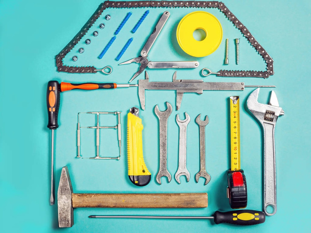 Концепция улучшения дома. Набор рабочих инструментов для строительства или ремонта дома
 - Фото, изображение