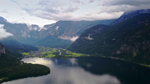 Drone widok z lotu ptaka - latające nad Alpy, Austria - Materiał filmowy, wideo