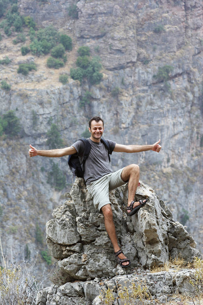male backpacker showing thumbs up - Foto, Imagem