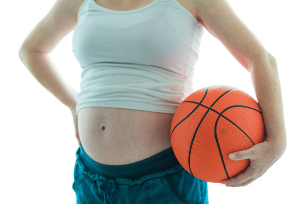 Pregnant woman with basketball - Фото, зображення