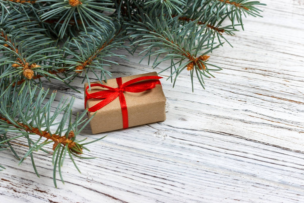 Kerstmis geschenkdozen en Spar vertakking van de beslissingsstructuur op houten tafel. Bovenaanzicht met kopie ruimte - Foto, afbeelding