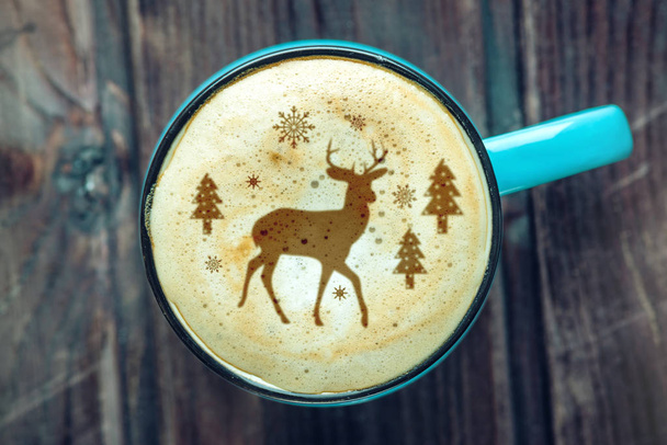 Lindo patrón de invierno en una taza en el café capuchino espuma de leche. Feliz Navidad.
 - Foto, Imagen