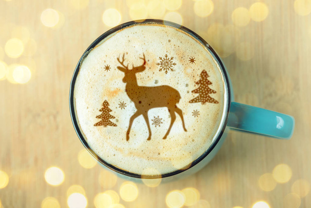 Lindo patrón de invierno en una taza en el café capuchino espuma de leche. Feliz Navidad.
 - Foto, Imagen