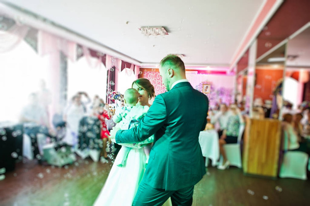 Fantástica joven hermosa pareja de boda bailando en el restaurante
 - Foto, imagen