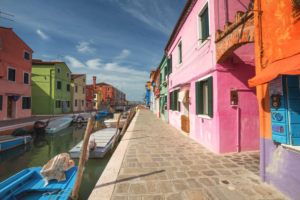 Barevnými budovami lemujícími cannal, ostrov Burano, Itálie Benátky - Fotografie, Obrázek