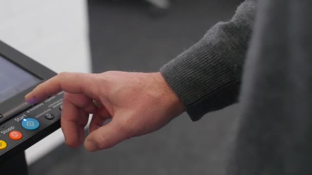 χέρι πιέζοντας το κουμπί Έναρξη στο φωτοτυπικό μηχάνημα - Πλάνα, βίντεο