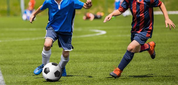 Fotbalové utkání fotbalu pro děti. Děti hrají fotbal hra turnaje. Kluci běží a kopat fotbal - Fotografie, Obrázek