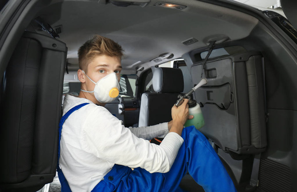 A fiatalember tisztító autót szalon a body shop - Fotó, kép