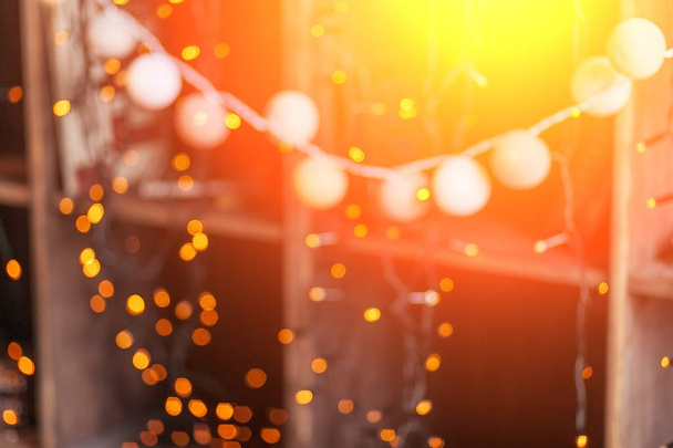 クリスマス ライトの背景のボケ味を抽象化します。黄色とオレンジ色の明るいトーン イメージ - 写真・画像
