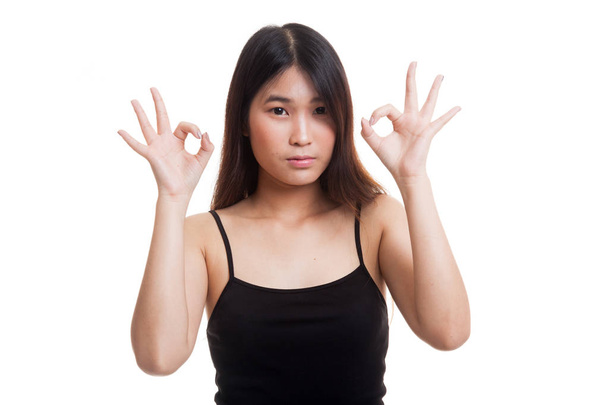 Asiática mujer mostrar doble OK mano signo y sonrisa
. - Foto, Imagen