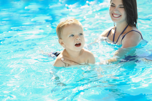 Bambino con mamma in piscina
 - Foto, immagini
