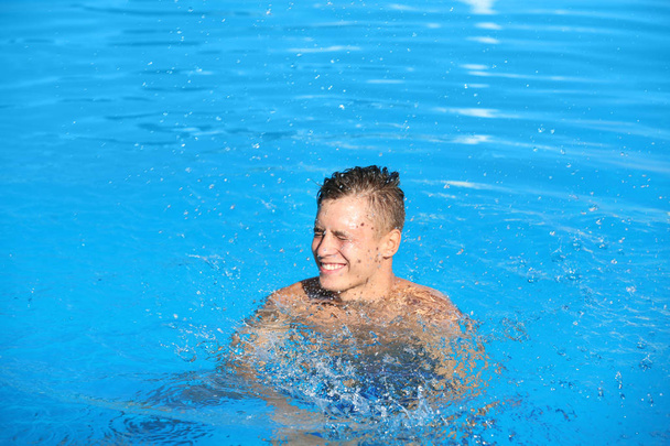 Handsome young man in swimming pool - Zdjęcie, obraz