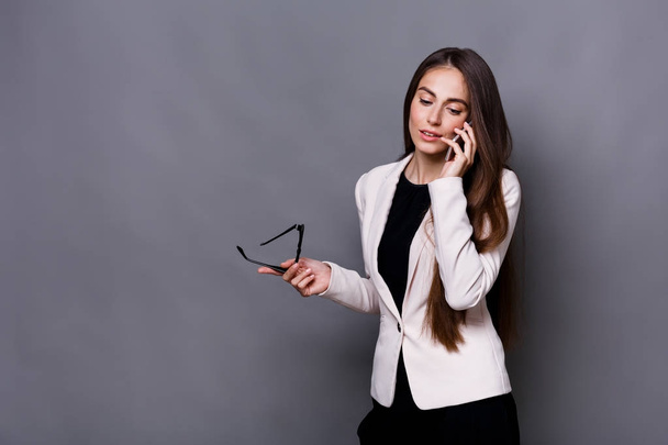 Giovane donna d'affari caucasica chiama il telefono cellulare
 - Foto, immagini