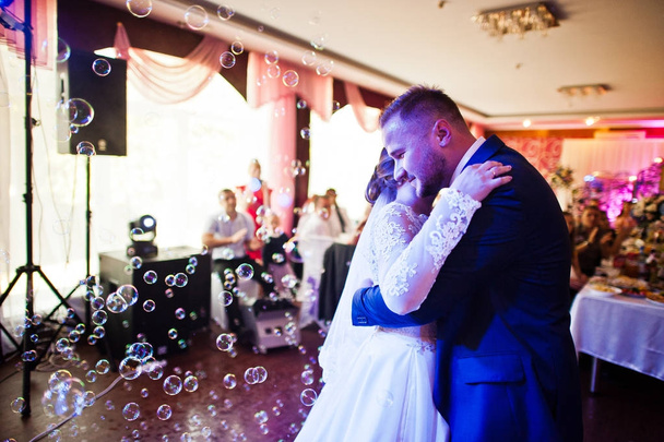 Όμορφο γαμήλιο ζεύγος εκτελεί τον πρώτο σας χορό για τις ΑΠΕ - Φωτογραφία, εικόνα