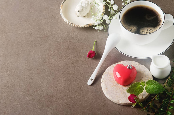 Delightful, luxury mousse cake in the form heart. Valentine's Da - Foto, afbeelding