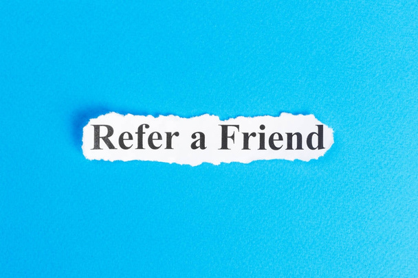 Refer A Friend text na papíře. Slovo odkaz A přítele na roztrhaný papír. Koncept obrázek - Fotografie, Obrázek
