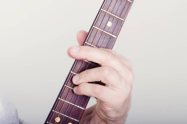 Hand auf einem Gitarrengriffbrett - Foto, Bild