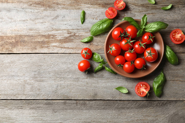 Fresh cherry tomatoes - Foto, afbeelding