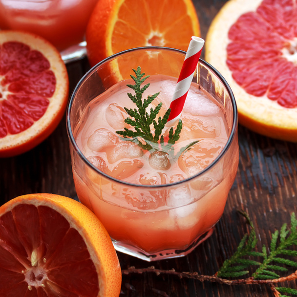 Sklenice osvěžující nápoj alkohol s pomerančový džus, vodka nebo bílého rumu podáváme s ledem oranžové řezy. - Fotografie, Obrázek
