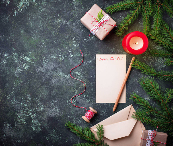 Χριστούγεννα με φόντο. Κουτιά δώρων, το γράμμα και το κερί - Φωτογραφία, εικόνα