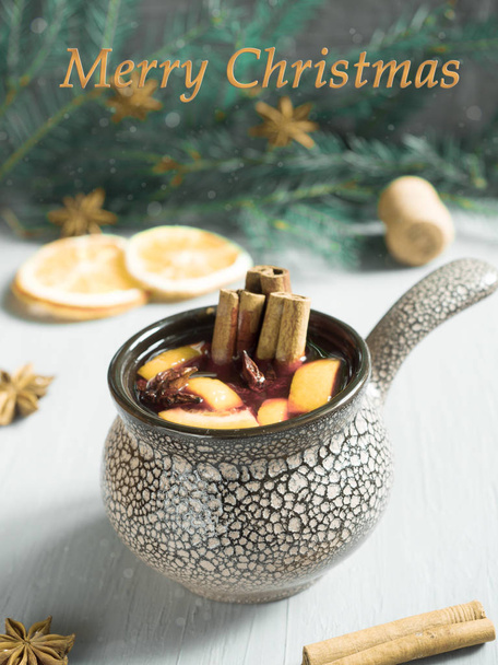 Christmas mulled wine with cinnamon, orange and anise in a ceramic bucket. The Inscription Merry Christmas - Foto, Imagen