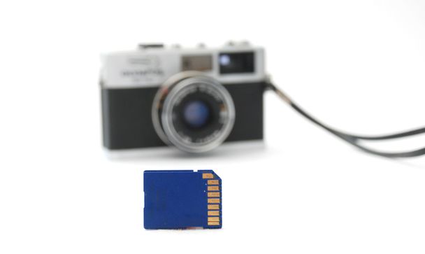 SD kart ve Vintage kamera, konsept - Fotoğraf, Görsel