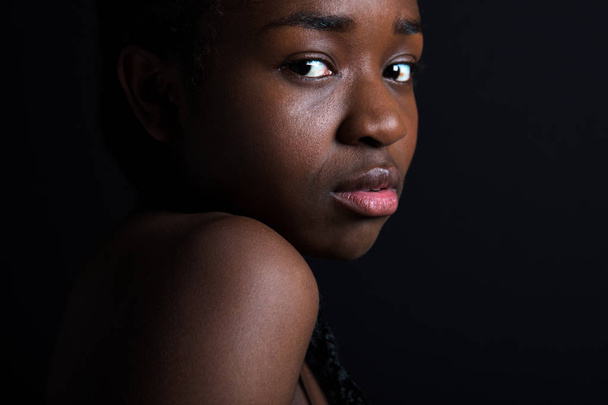 selbstbewusstes weibliches Modell vor schwarzem Hintergrund - Foto, Bild
