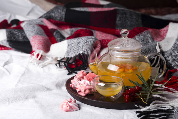 Bal ve bir bardak sıcak çay ile yatakta pembe meringues ile tepsi, - Fotoğraf, Görsel