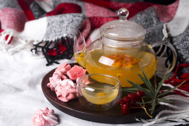 vassoio con miele e una tazza di tè caldo con meringhe rosa nel letto
, - Foto, immagini