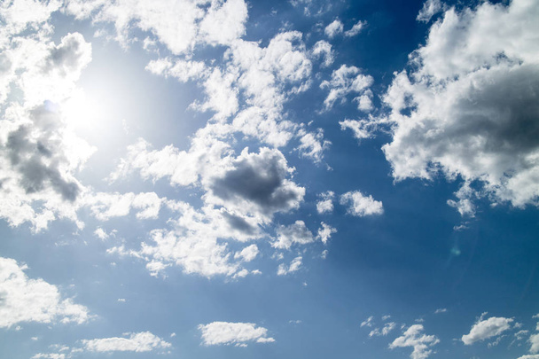 Un fond bleu vif de ciel et de nuages 3
 - Photo, image