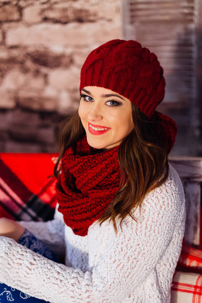 Kamera ve SMIL kırmızı şapka ve atkı güzel Bayan görünüyor - Fotoğraf, Görsel