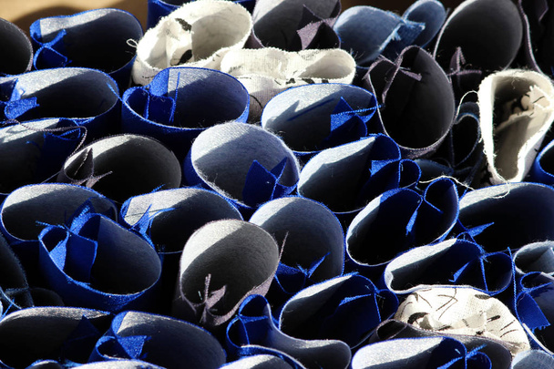 Bunte Rohlinge zur Herstellung von Krawattenschmetterlingen sind im Kasten - Foto, Bild